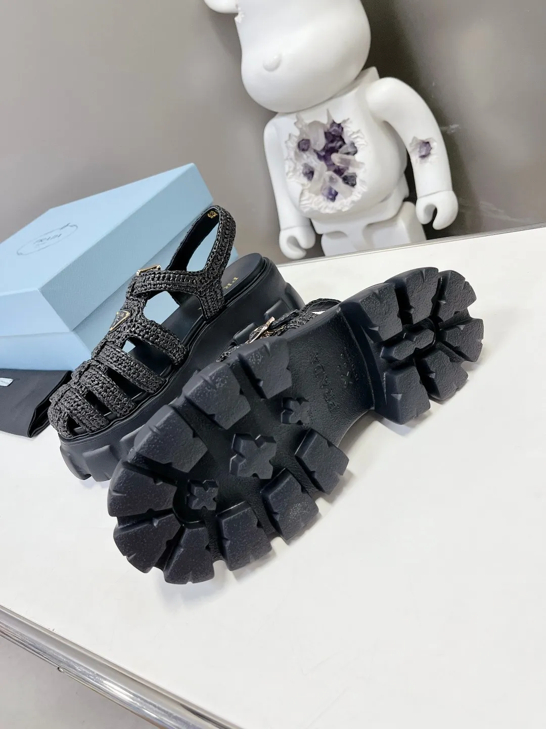 👟👟Ex-factory price 640👟👟 Straw 2023 exclusive version super hot🎊🎊🎊hot prada Prada cage shoes sawtooth Roman braided thick-soled rubber sandals retro fashionable and avant-garde gear teeth 55mm Thick-soled soles, the upper perfectly restores the original craftsmanship, and is made of purely hand-woven uppers. The cost is extremely high, making the whole pair of shoes light and comfortable, full of holiday feel, and bright colors 💐💐💐💐 to satisfy a variety of choices for fashionable people with different styles! The iconic metal triangle logo is paired with the shape of ancient beach sandals. Every design element is fashionable! Code number 35-40